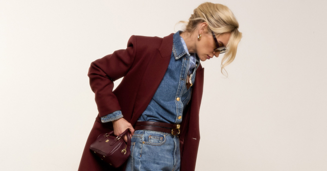 Frau im Denim-Look und rotem Mantel