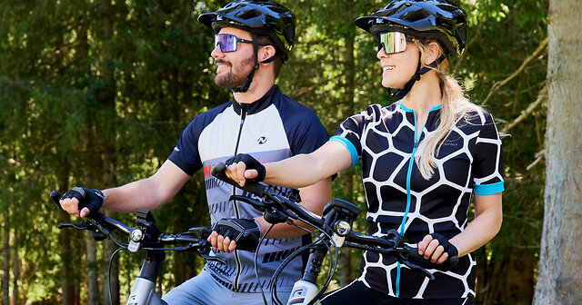 Zwei Fahrradfahrer mit passenden Funktionsshirts