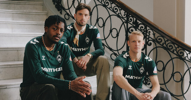 Werder Bremen Profi Fußballer mit dem Auswärtstrikot